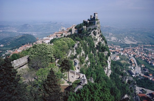 schloss auf berggipfel san marino republic