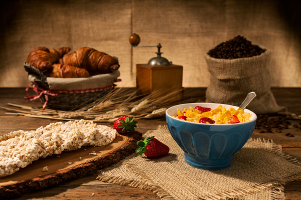 kontinentales frühstück mit cornflakes und erdbeeren - Lizenzfreies ...