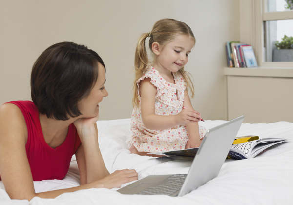 Mutter und Tochter Zeichnung und mit Laptop - Lizenzfreies Bild