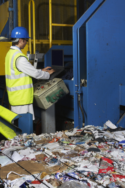 arbeiter betrieb foerderband guertel in recycling