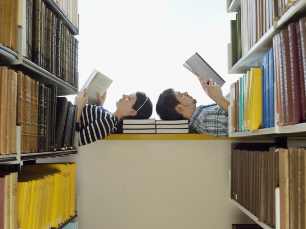 studierende die in der bibliothek lesen