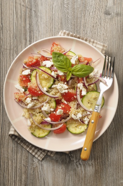 quinoa salat mit zucchini tomaten zwiebeln