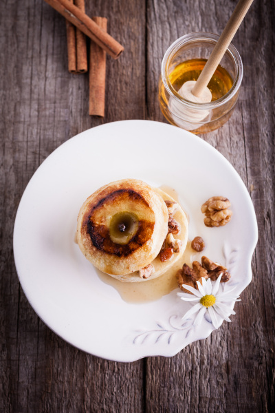 gebackener apfel mit nüssen und rosinen - Stockfoto #22633767 ...