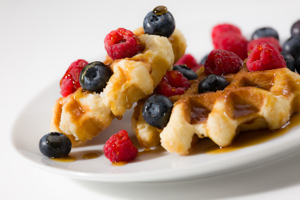 close-up von waffeln mit beeren und ahornsirup - Lizenzfreies Bild ...