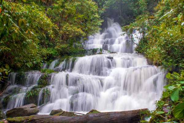 schoener wasserfall im regenwald bei phu