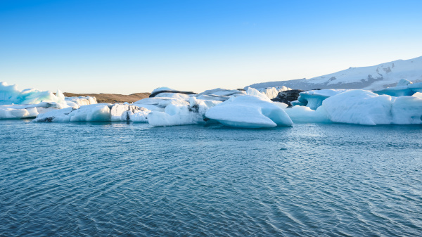 blick auf eisberge in gletscher lagune