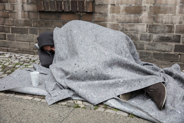 obdachloser schlaf auf der strasse
