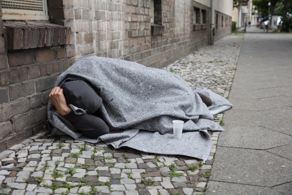 obdachloser schlaf auf strasse