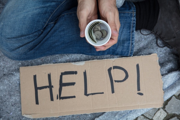 obdachloser bittet um hilfe