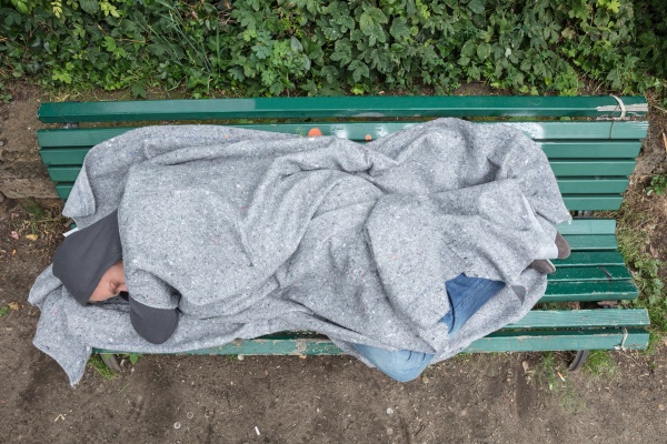obdachloser, mann, schläft, auf, bank - 22899953
