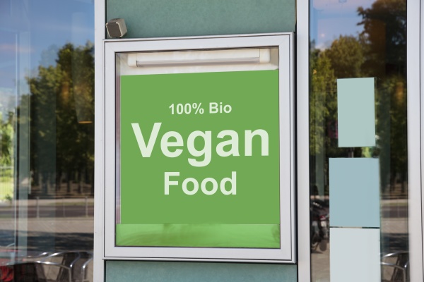 veganes essensschild vor dem modernen restaurantgebaeude