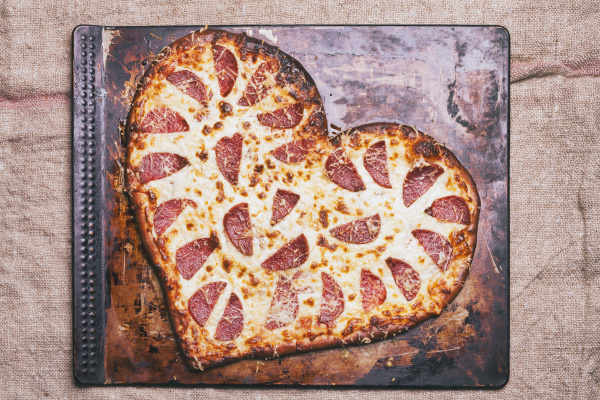 herzfoermige pizza auf der pfanne