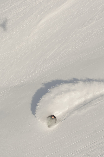 luftaufnahme von snowboarder auf snowy slope