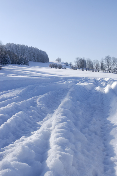 verschneite landschaft mit breiter autospur