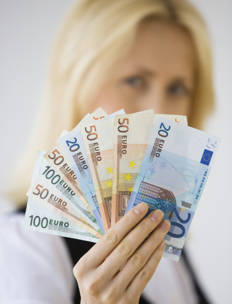 geschaeftsfrau die eurobanknoten haelt