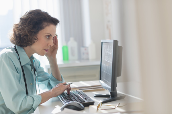 ärztin Die An Computer Arbeitet - Stock Photo #24017026 | Bildagentur ...