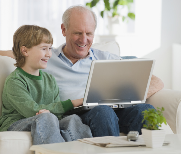 grossvater und enkel die laptop betrachten