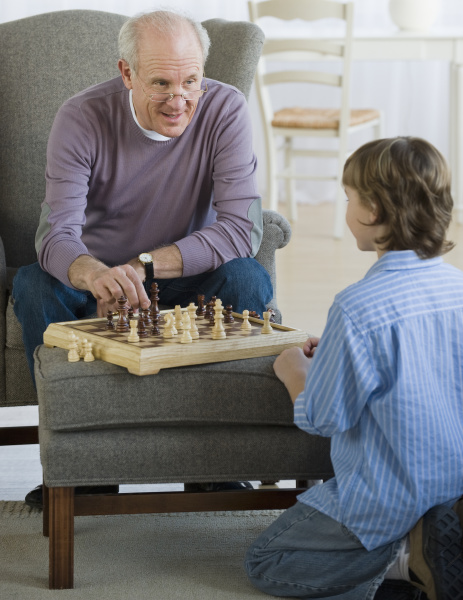 grossvater und enkel die schach spielen