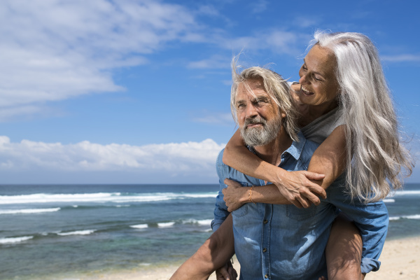 schoene senior paar spass am strand