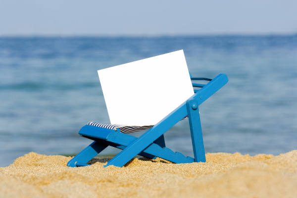 ein liegestuhl am strand