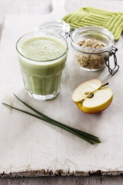 Grüner Smoothie mit Apfel Spinat Haferflocken und - Stock Photo ...