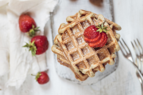 Belgische Waffeln mit Erdbeeren und Puderzucker - Stockfoto - #24726870 ...