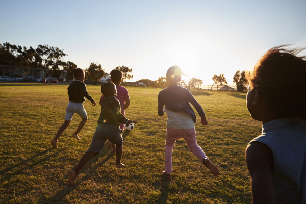 grundschulkinder die fußball spielen auf einem feld - Stock Photo ...