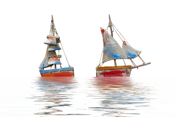 zwei gebastelte segelboote fotomontage