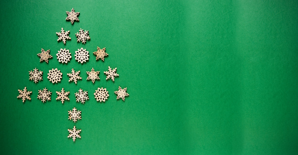 schneeflocken die einen weihnachtsbaum aufbauen