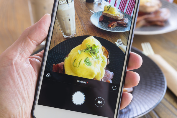 foto des fruehstuecks mit smartphone machen