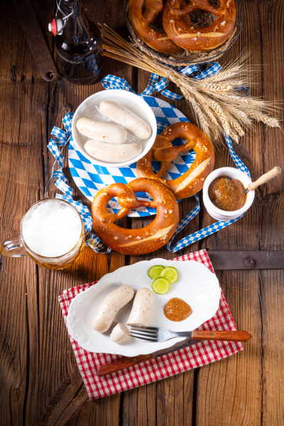 leckere bayerische Oktoberfest-Weißwurst mit süßem - Lizenzfreies Foto ...