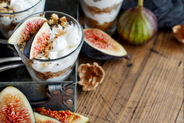 Griechischer Joghurt mit Feigen und Müsli - Stockfoto #25848513 ...