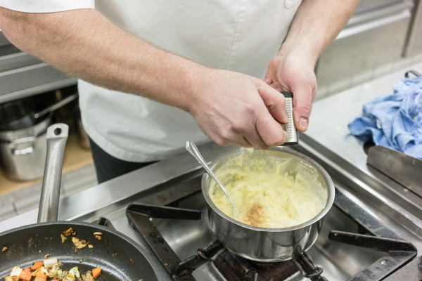 kochen in der kueche mahlen muskatnuss