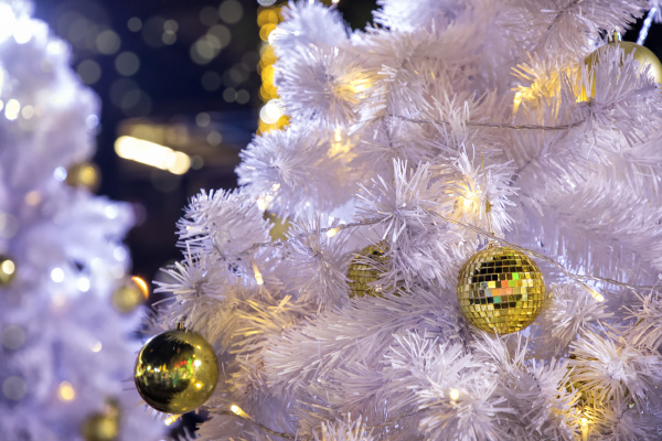 nahaufnahme geschmueckter outdoor weisser weihnachtsbaum mit