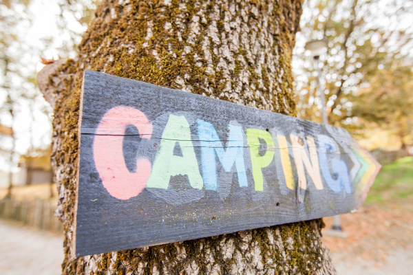 holz camping zeichen