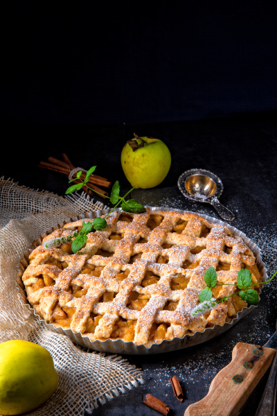 Leckerer Apfelkuchen mit Gitter obere Kruste - Stock Photo #25882354 ...