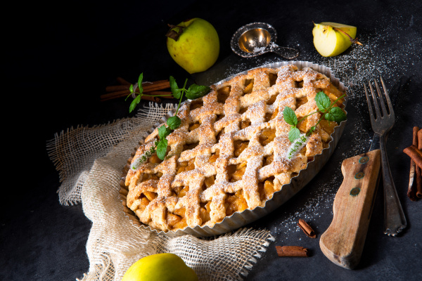 Leckerer Apfelkuchen mit Gitter obere Kruste - Stock Photo - #25913534 ...