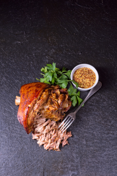 knusprig gebratene bayerische schweinshaxe mit weichem - Stockfoto ...