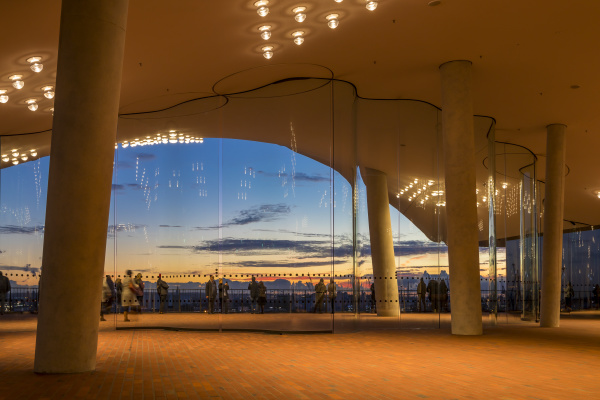 blick von der plaza der elbphilharmonie