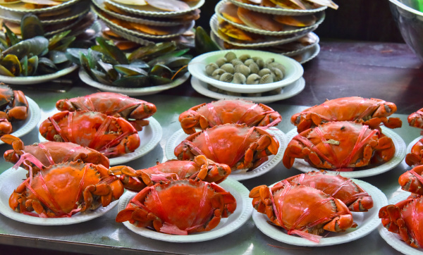gegrillte krabben im strassenrestaurant in thailand