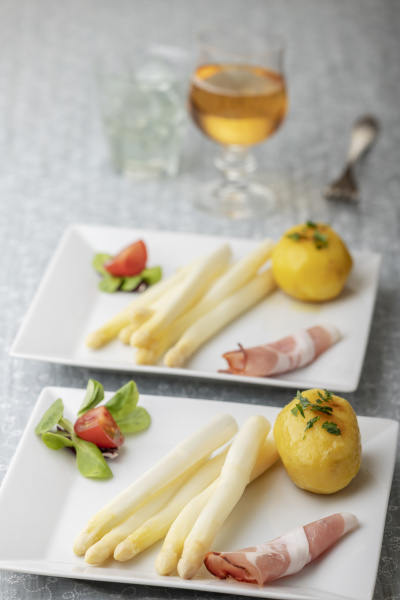 gekochter weißer Spargel mit Schinken und Kartoffeln - Stockfoto ...