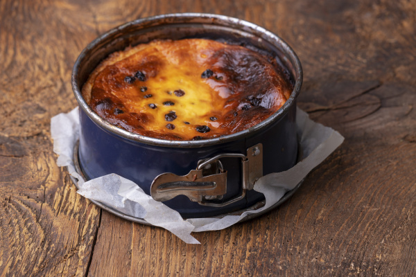 bayerischer Käsekuchen mit Rosinen - Stock Photo #26941258 ...