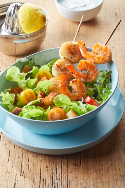 Köstliche Meeresfrüchte Salat vorspeise mit Scampi - Stock Photo ...