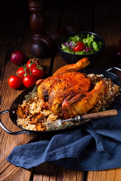 Gegrilltes würziges Hähnchen mit Gerstengrütze und - Stockfoto ...