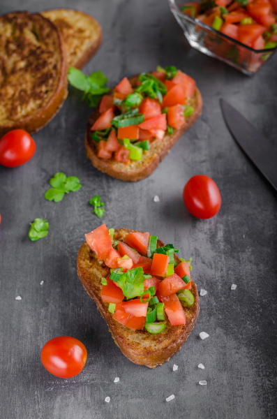 Französischer Knoblauchtoast mit Gemüsesalat - Stockfoto #27106662 ...