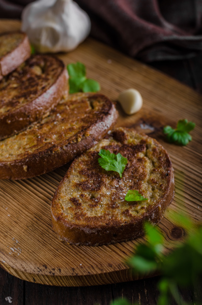 Französischer Knoblauchtoast mit Gemüsesalat - Lizenzfreies Bild ...