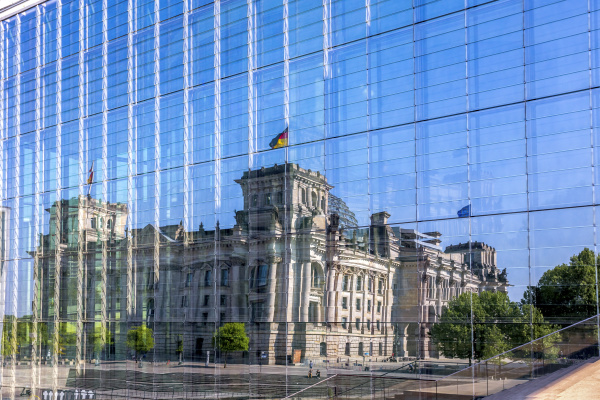 deutschland berlin reichstagsgebaeude in glasfassade des