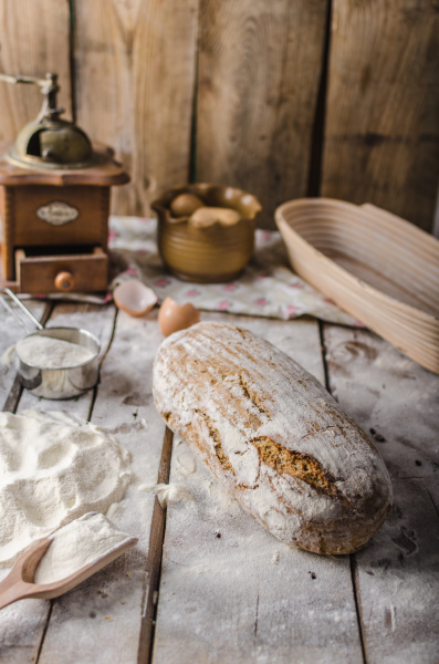 Hausgemachtes rustikales Brot gebacken im Ofen - Stockfoto - #27136965 ...