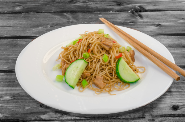 Chinesische Nudeln mit Huhn - Lizenzfreies Foto #27216028 | Bildagentur ...