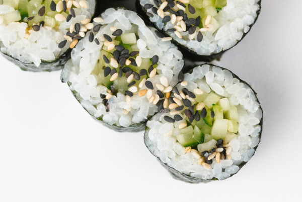 sushi mit gurken und sesamsamen